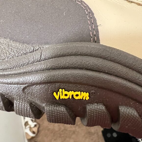 UGG Adirondack Boot II - Picture 9 of 10